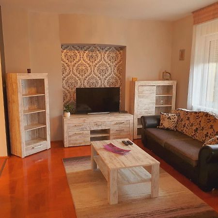 Adel Apartman Мішкольц Екстер'єр фото