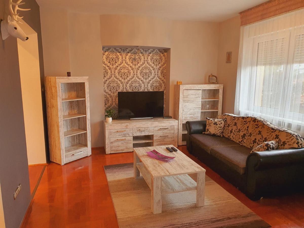 Adel Apartman Мішкольц Екстер'єр фото
