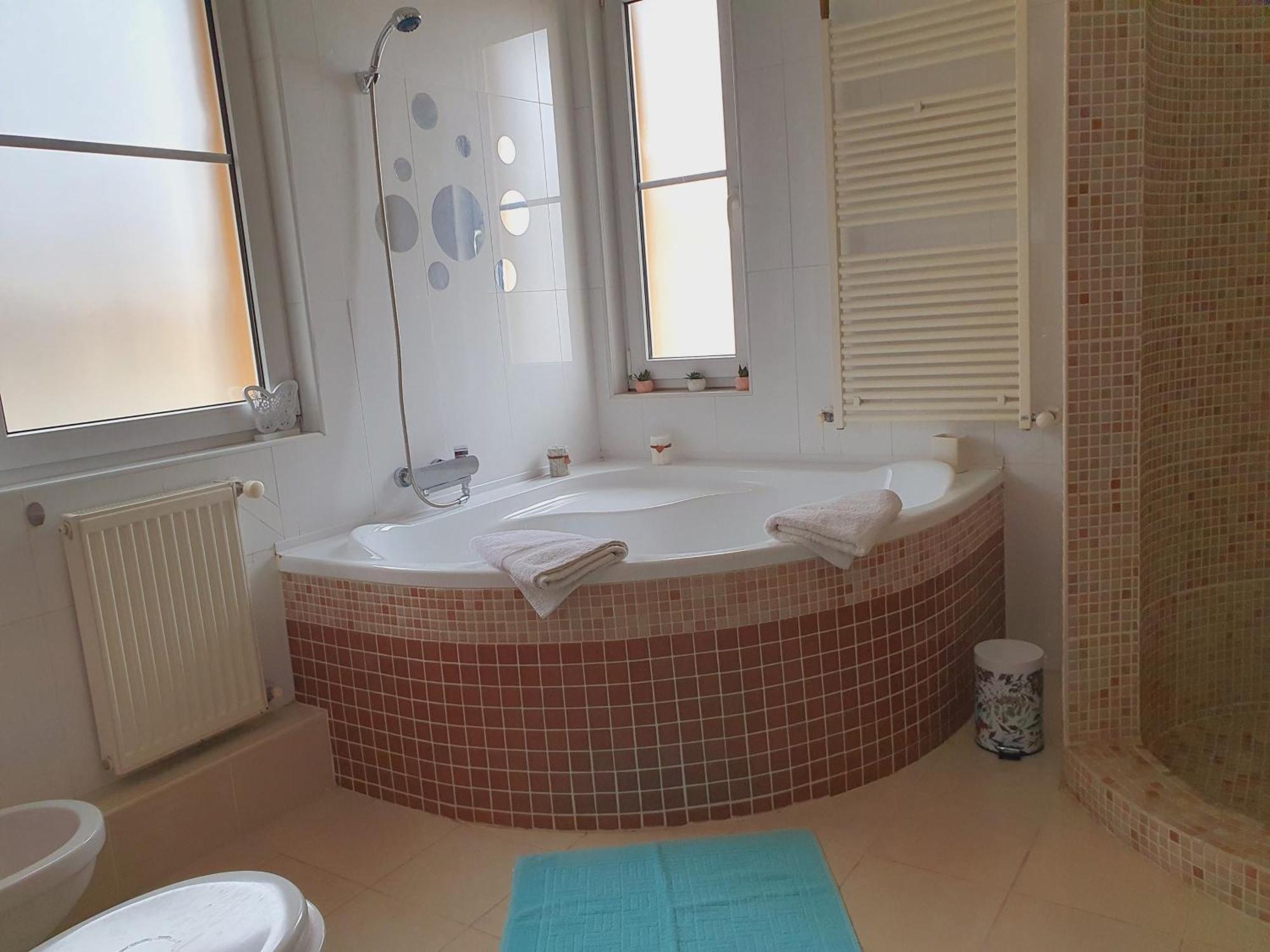 Adel Apartman Мішкольц Екстер'єр фото
